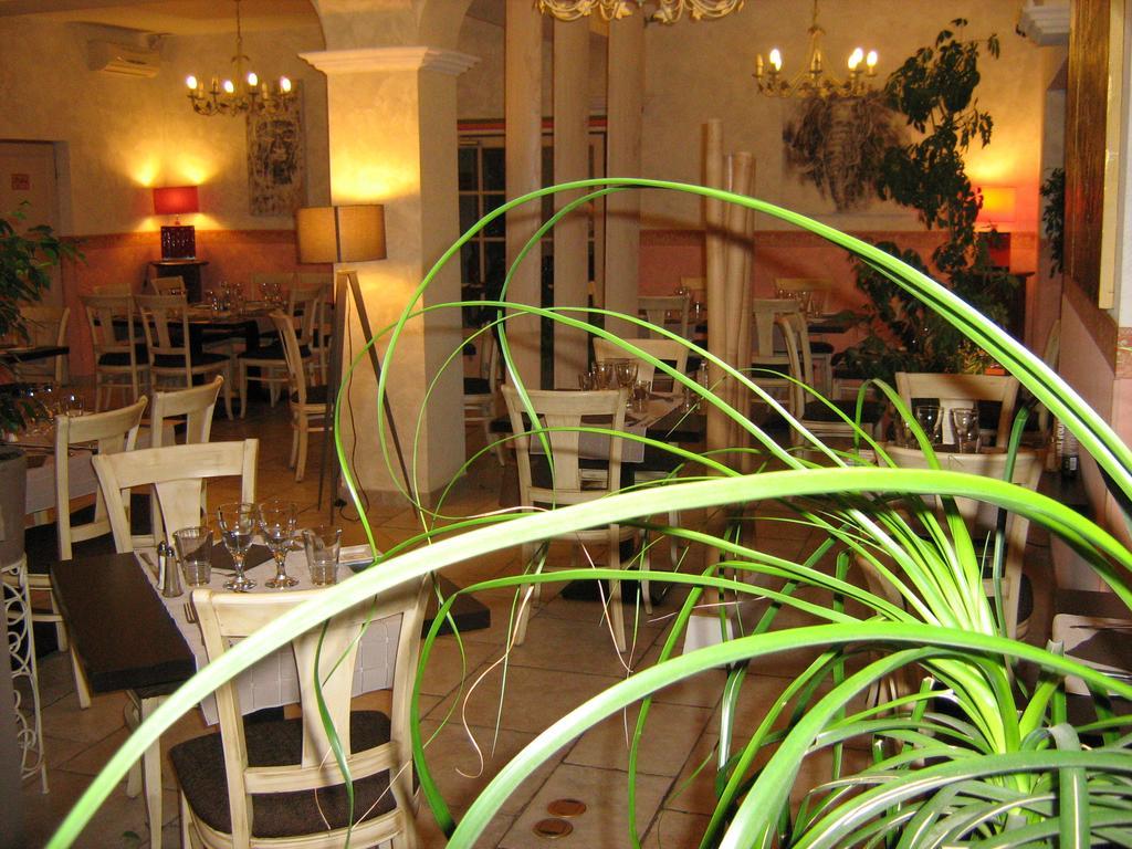 Auberge De Bonpas Logis De France Hotel Avignon Exterior photo