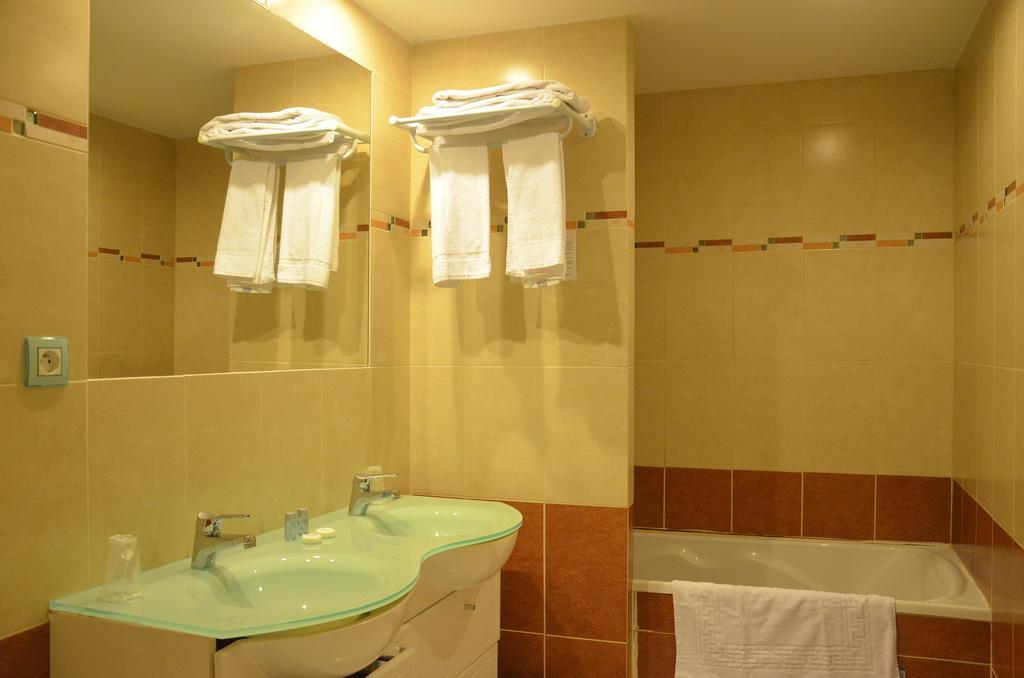 Auberge De Bonpas Logis De France Hotel Avignon Room photo
